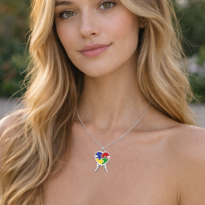 Mulher loira com colar de coração colorido de peças de puzzle