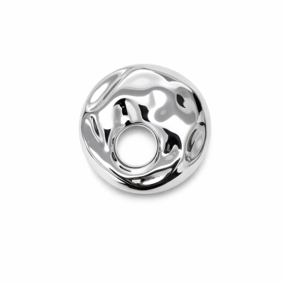 Objeto metálico prateado com buraco no centro