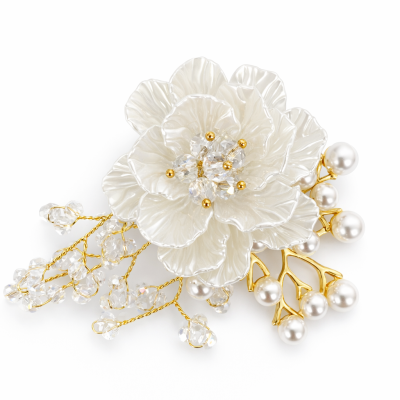 Broche em forma de flor com pérolas e cristais em ramos dourados