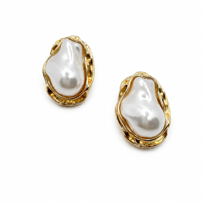 Brincos com pérolas e estrutura dourada