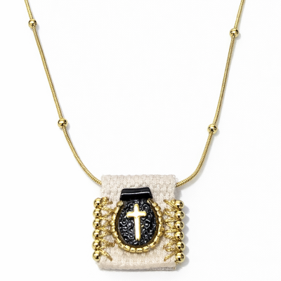 Colar com pendente de tecido bege e peça preta com cruz dourada