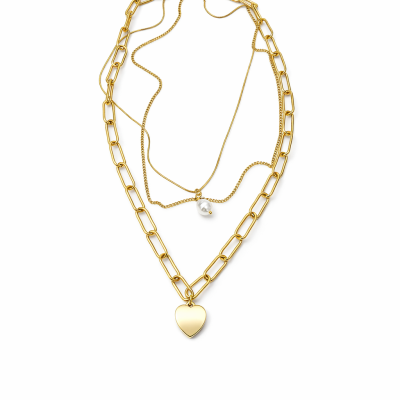 Colar dourado com pendentes de coração e pérola