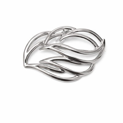 Pregadeira em metal prateado com design abstrato e curvo