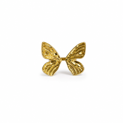 Anel dourado em forma de asas de borboleta com textura ondulada
