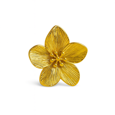 Anel dourado flor com pétalas detalhadas em fundo branco