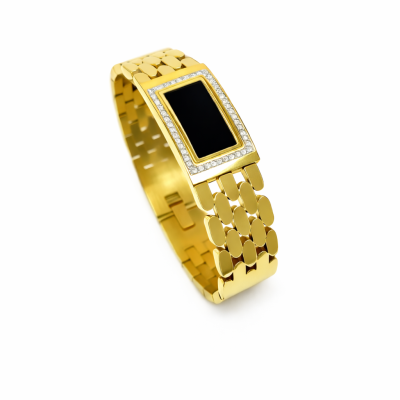 Relógio dourado com bracelete e mostrador retangular preto