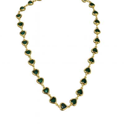 Colar dourado com corações verdes sobre fundo branco