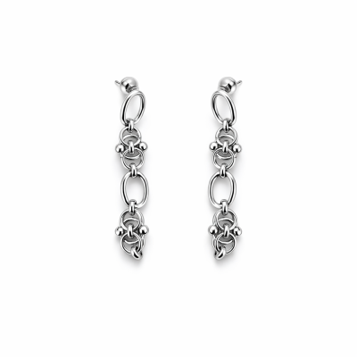 Brincos prateados com elos ovais e redondos entrelaçados