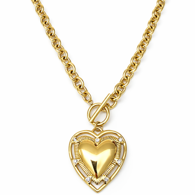 Colar dourado com pendente de coração e pedras brilhantes
