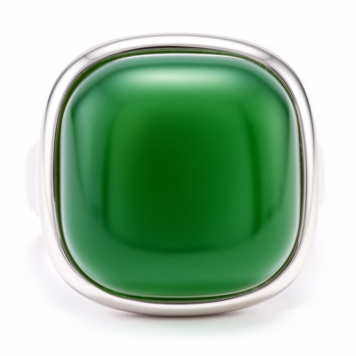 Anel com pedra verde quadrada e moldura prateada