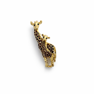 Broche dourado de girafas com padrão de manchas castanhas e pretas
