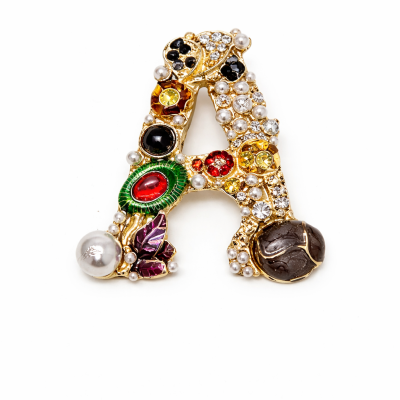 Broche letra A decorado com pérolas e pedras coloridas