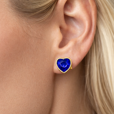 Brinco de botão com pedra azul em coração e aro dourado na orelha