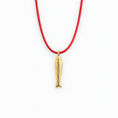 Colar com pendente dourado em forma de peixe e fio vermelho