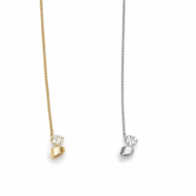 Dois colares com pendentes em forma de diamante, um dourado e outro prateado