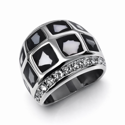 Anel prateado com quadrados pretos e pedras brilhantes.