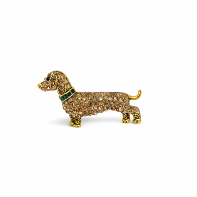 Broche dourado em forma de cão com pedras castanhas e colar verde