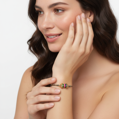 Mulher com pulseira colorida no pulso e fundo branco.