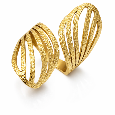 Anel dourado com design aberto e textura martelada