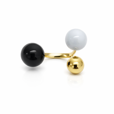 Anel dourado com três esferas coloridas