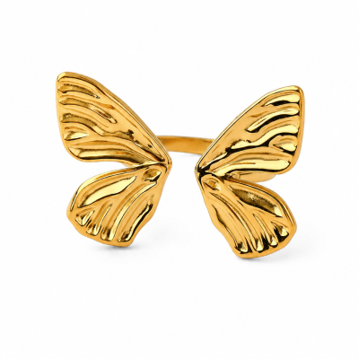 Anel dourado com asas de borboleta texturizadas.