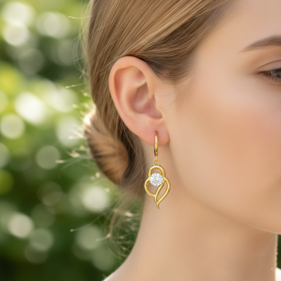 Brincos dourados pendentes com pedra brilhante central na orelha de mulher