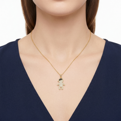 Colar dourado com pendente em forma de boneco com pedras brancas e pretas.