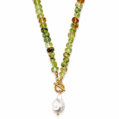 Colar de contas de vidro verdes com pendente em forma de pérola branca e fecho dourado.