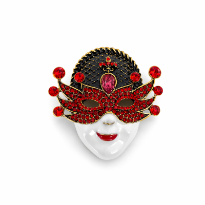 Broche de máscara veneziana dourada com pedras vermelhas e esmalte preto e branco