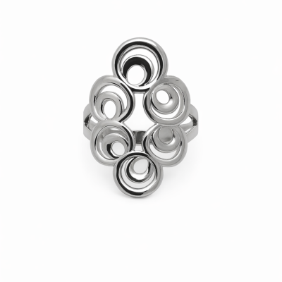 Anel prateado com círculos concêntricos em relevo