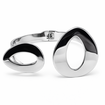 Pulseira metálica prateada com design aberto e dois elementos grandes ocos