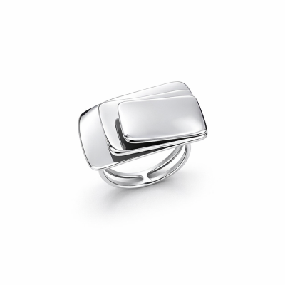 Anel prateado com três placas retangulares sobrepostas e brilhantes