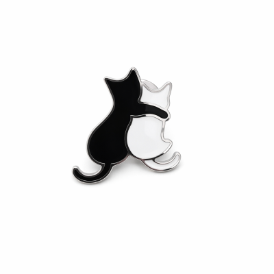 Broche de gatos preto e branco entrelaçados