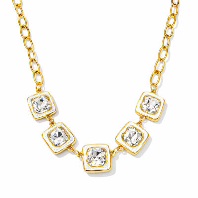 Colar dourado com pedentes quadrados e pedras transparentes
