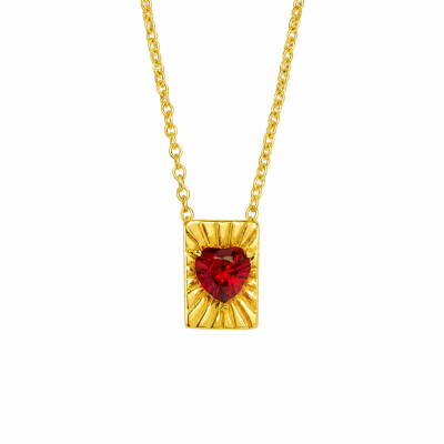Colar dourado com pendente retangular e pedra vermelha em forma de coração