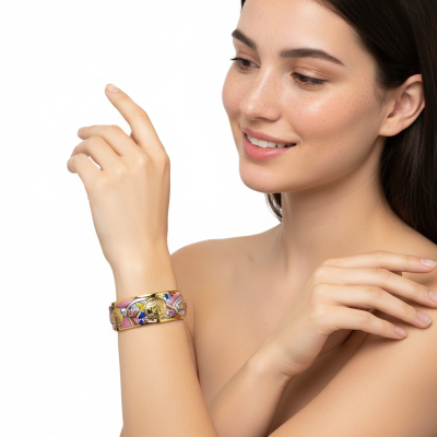 Pulseira rígida colorida com detalhes dourados no pulso de uma mulher em fundo branco