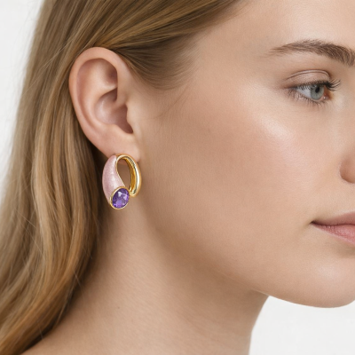 Brinco dourado com detalhe rosa perlado e pedra roxa usado na orelha direita.