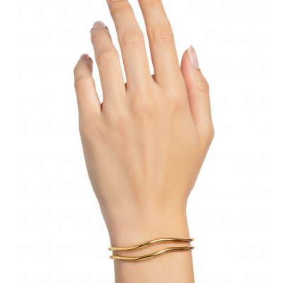 Braçadeira dourada de duas linhas onduladas no pulso de uma mão em fundo branco