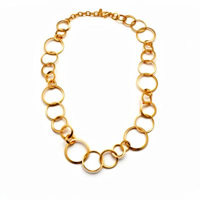Colar de elos redondos dourados ligados sobre fundo branco