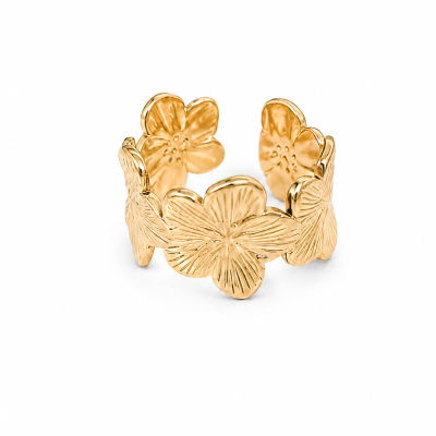 Anel dourado com flores em relevo e textura detalhada