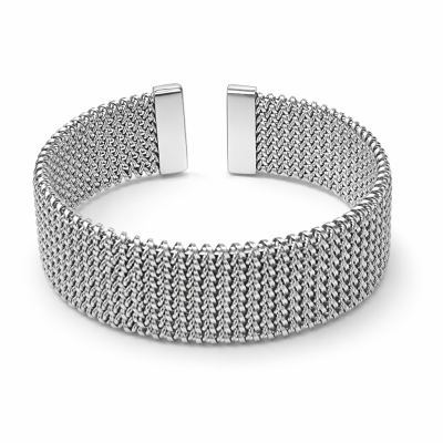 Pulseira aberta de malha metálica prateada com textura trançada