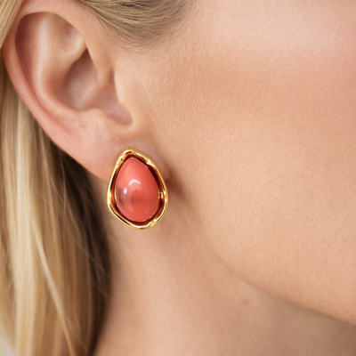 Brinco em forma de gota com pedra coral e borda dourada na orelha