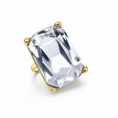 Anel dourado com grande pedra transparente retangular