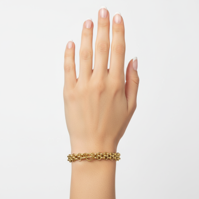 Pulso feminino com pulseira dourada