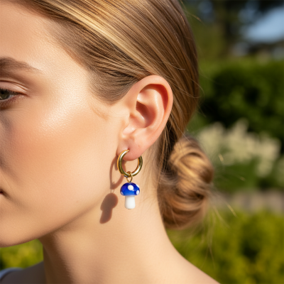 Brinco de argola dourada com pendente de cogumelo azul