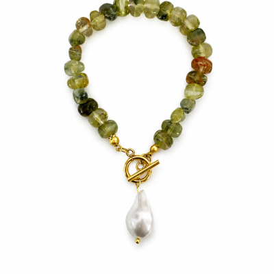 Pulseira de contas verdes com pérola pendente e fecho dourado