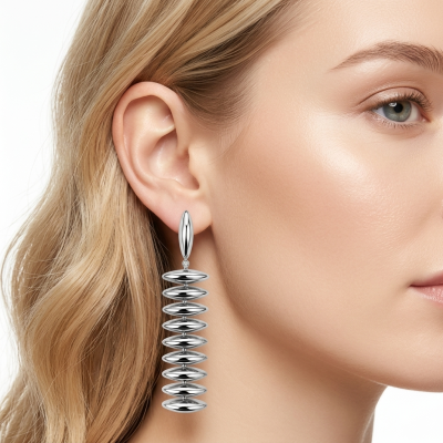 Brincos prateados longos com elipses empilhadas num modelo feminino