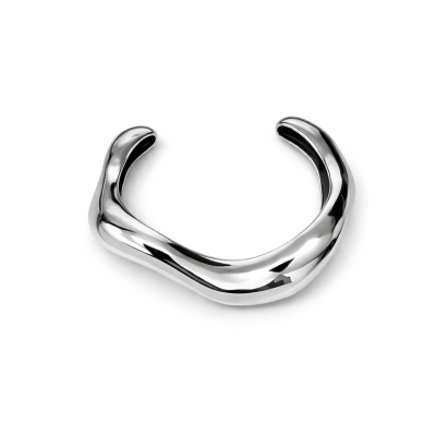 Pulseira de metal prateado curvo e polido sobre fundo branco