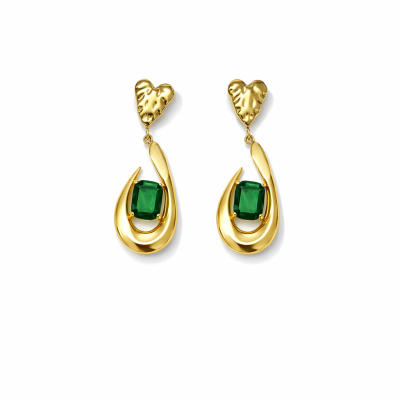 Brincos dourados com coração texturizado e pedra verde quadrada