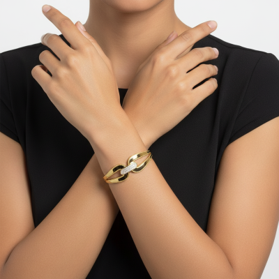 Pulseira dourada com elos interligados e detalhes brilhantes no pulso.